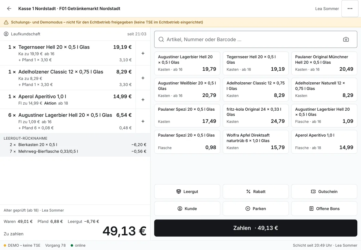 Kasse am Tablet: Bon mit Bier, Wasser und Aperol samt Pfand, Leergut-Rücknahme über 6,76 € und 49,13 € zu zahlen; rechts die Schnelltasten; oben der Hinweis auf den Schulungs- und Demomodus