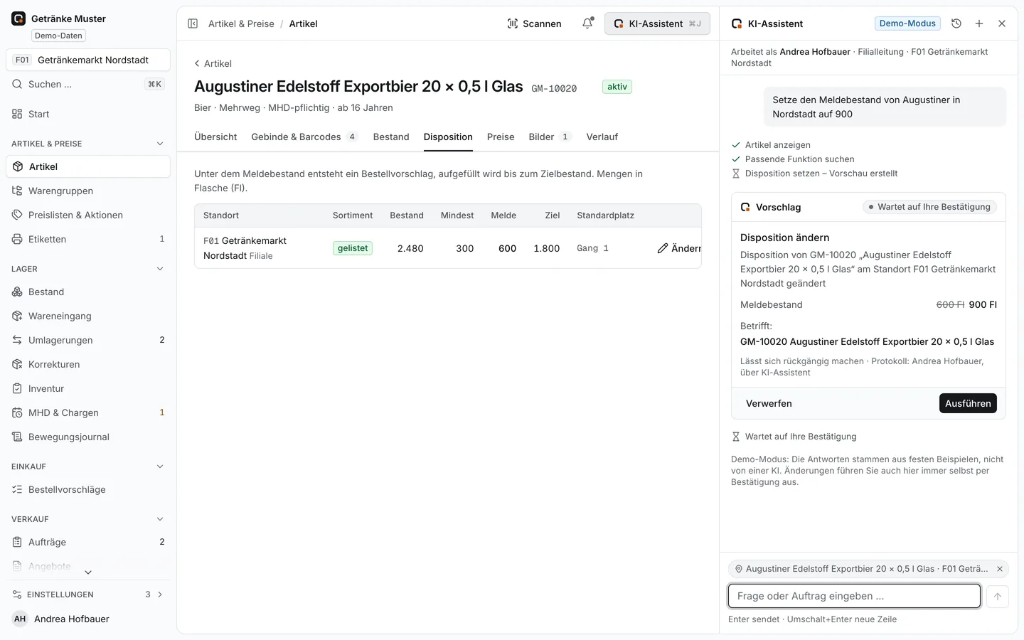Artikelseite mit angedocktem KI-Assistenten im Demo-Modus: Auf die Bitte, den Meldebestand auf 900 zu setzen, zeigt eine Vorschau 600 Fl → 900 Fl mit „Ausführen“ und „Verwerfen“; noch ist nichts geändert