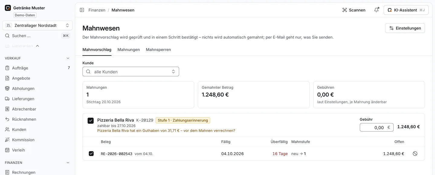 Mahnvorschlag: eine überfällige Rechnung eines Kunden, Stufe 1 Zahlungserinnerung, Gebühr änderbar und der Hinweis, dass der Kunde ein Guthaben hat