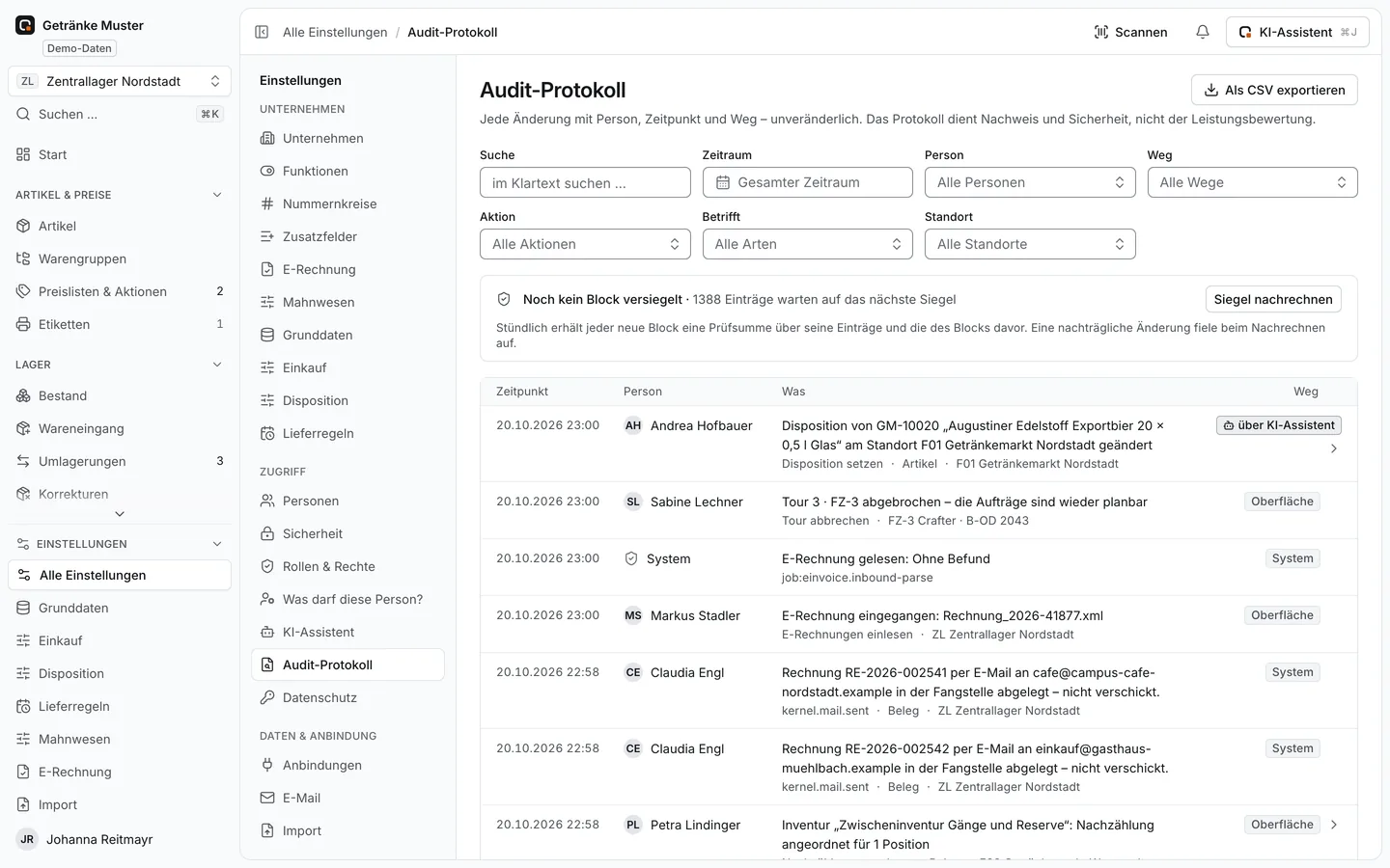 Audit-Protokoll mit Filtern für Zeitraum, Person, Weg, Aktion und Standort; oben ein Eintrag „über KI-Assistent“, darunter Einträge aus Oberfläche und System