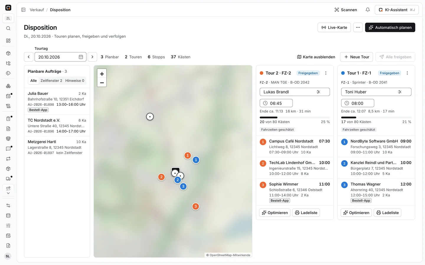 Disposition für einen Tourtag: drei planbare Aufträge, die Stopps auf einer Karte (Kartenbild weichgezeichnet) und zwei freigegebene Touren als Spalten mit Fahrer, Startzeit, Auslastung und Stopps