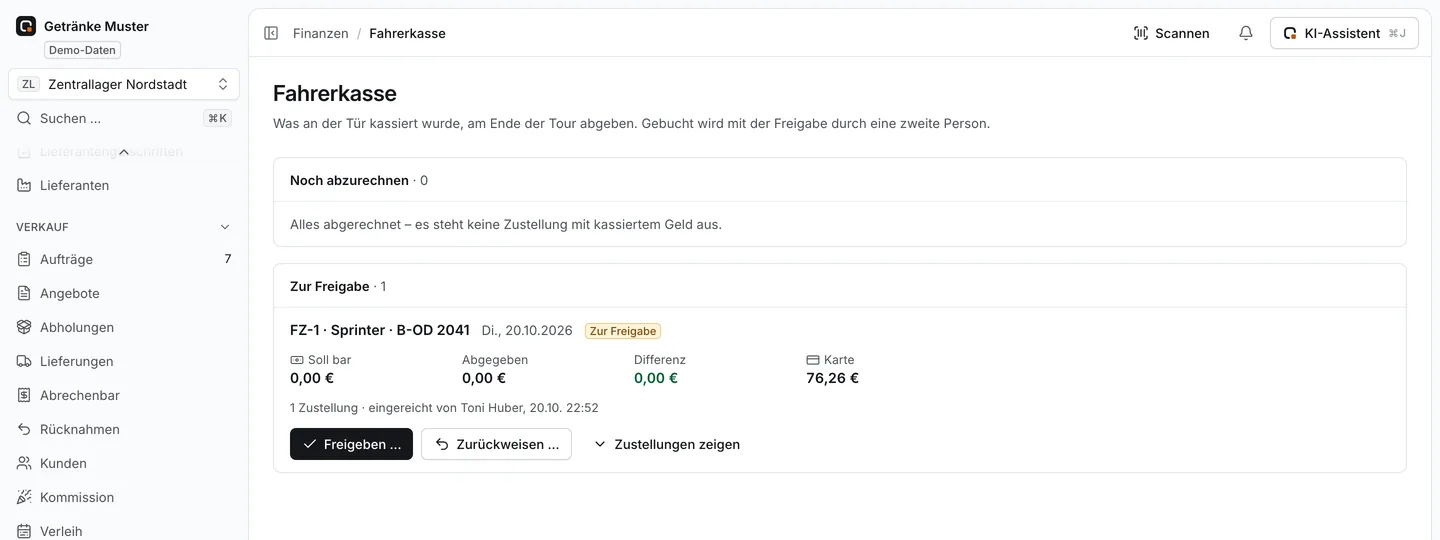Fahrerkasse: eine eingereichte Abrechnung einer Tour zur Freigabe, Soll bar, abgegeben, Differenz und mit Karte kassiert; Schaltflächen „Freigeben“ und „Zurückweisen“